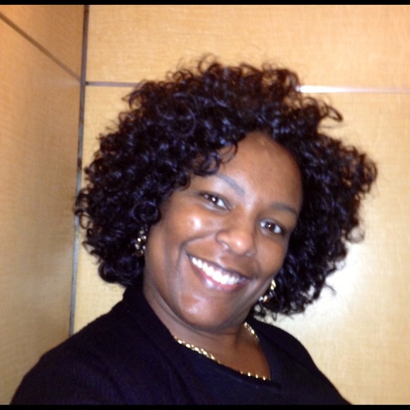 Meet your Posher, Nicole - Picture 1 of 2